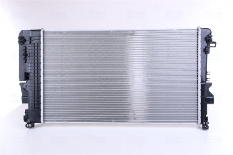 Радиатор охлаждения MB Vito (W639) 03- (-/+AC, АКПП) (650x388x32mm) NISSENS 67174 (фото 1)