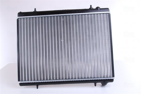 Радиатор охлаждения Citroen C4/Peugeot 307/308 1.6HDi/1.8/2.0i 04- NISSENS 63601 (фото 1)