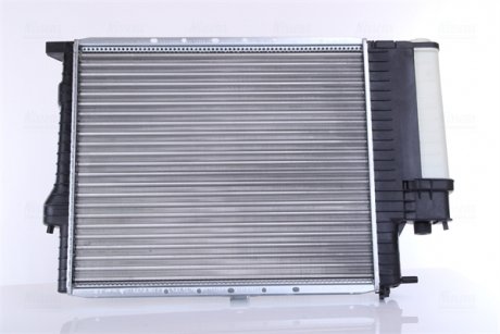 Радиатор охлаждения BMW 5 (E39) 2.0-2.8i 97-00 NISSENS 60607 (фото 1)