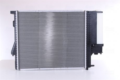 Радиатор охлаждения BMW 5 (E39) 2.0-2.8i 97-00 NISSENS 60607A (фото 1)
