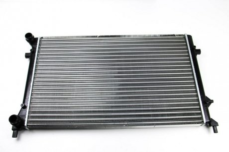 Радиатор охлаждения VW Caddy III/Golf 1.4/1.6/2.0 03- BSG BSG 90-520-013