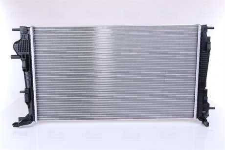 Радиатор охлаждения Renault Megane III 1.9-2.0 08- NISSENS 637607 (фото 1)