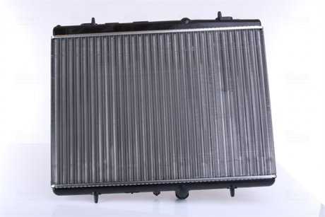 Радиатор охлаждения Citroen C4/C5/Xsara/Peugeot 307/407 2.0 16v/HDI 00- NISSENS 63689A (фото 1)
